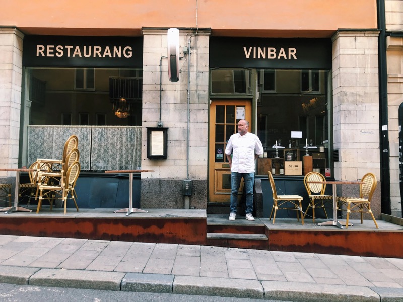 Fasaden med skyltarna Restaurang och Vinbar